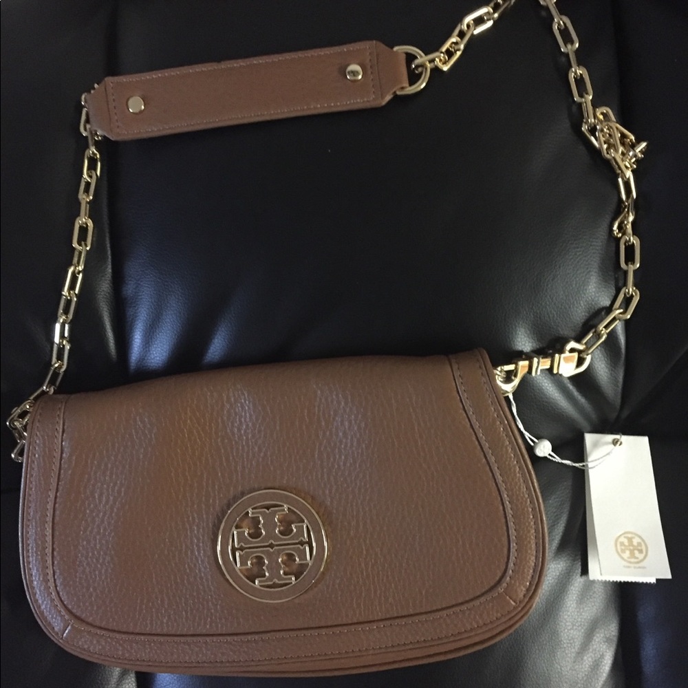 AMANDA LEATHER CHAIN LOGO CLUTCH